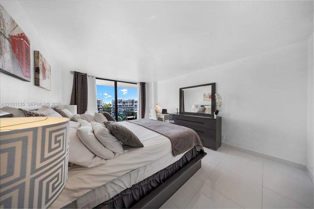 En Venta: $445,000 (2 camas, 2 baños, 1100 Pies cuadrados)