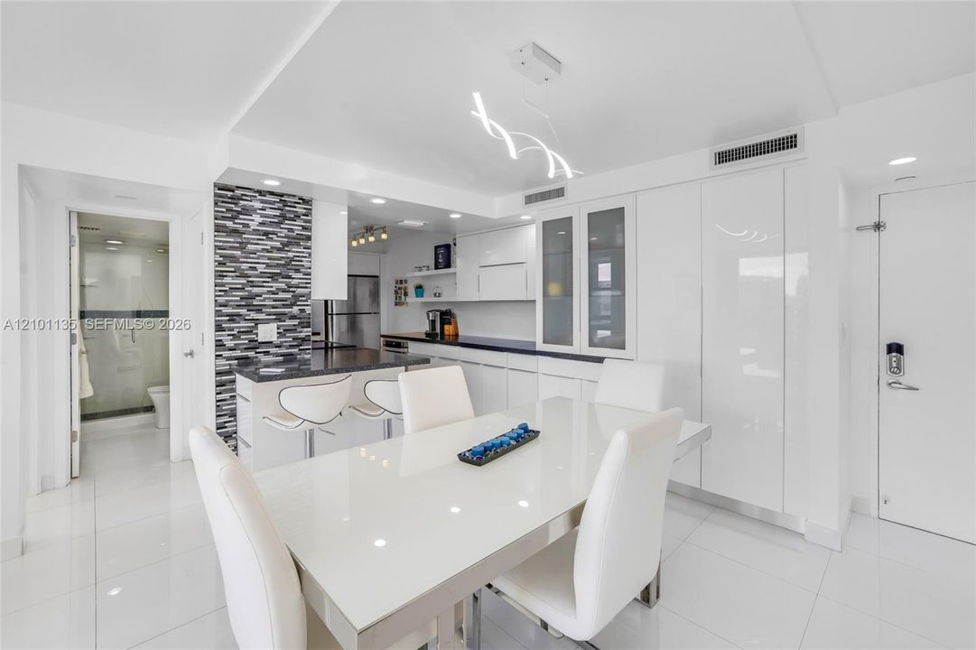 En Venta: $445,000 (2 camas, 2 baños, 1100 Pies cuadrados)