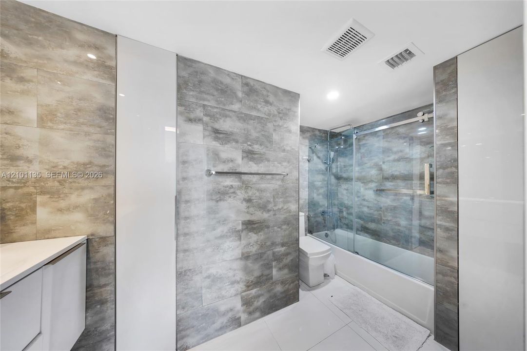 En Venta: $445,000 (2 camas, 2 baños, 1100 Pies cuadrados)