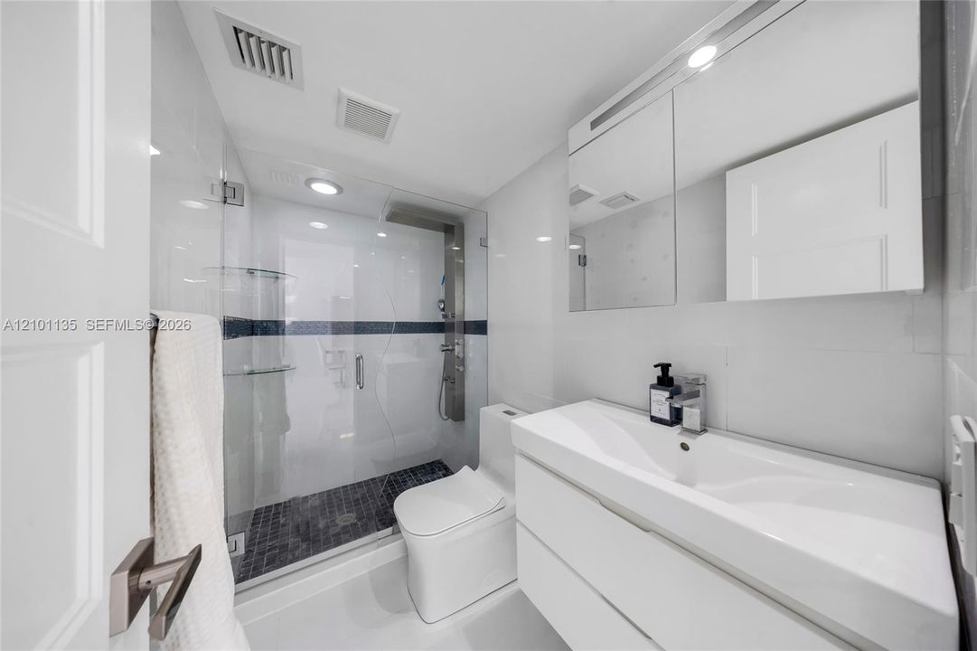 En Venta: $445,000 (2 camas, 2 baños, 1100 Pies cuadrados)