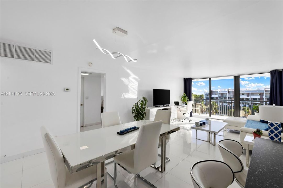 En Venta: $445,000 (2 camas, 2 baños, 1100 Pies cuadrados)