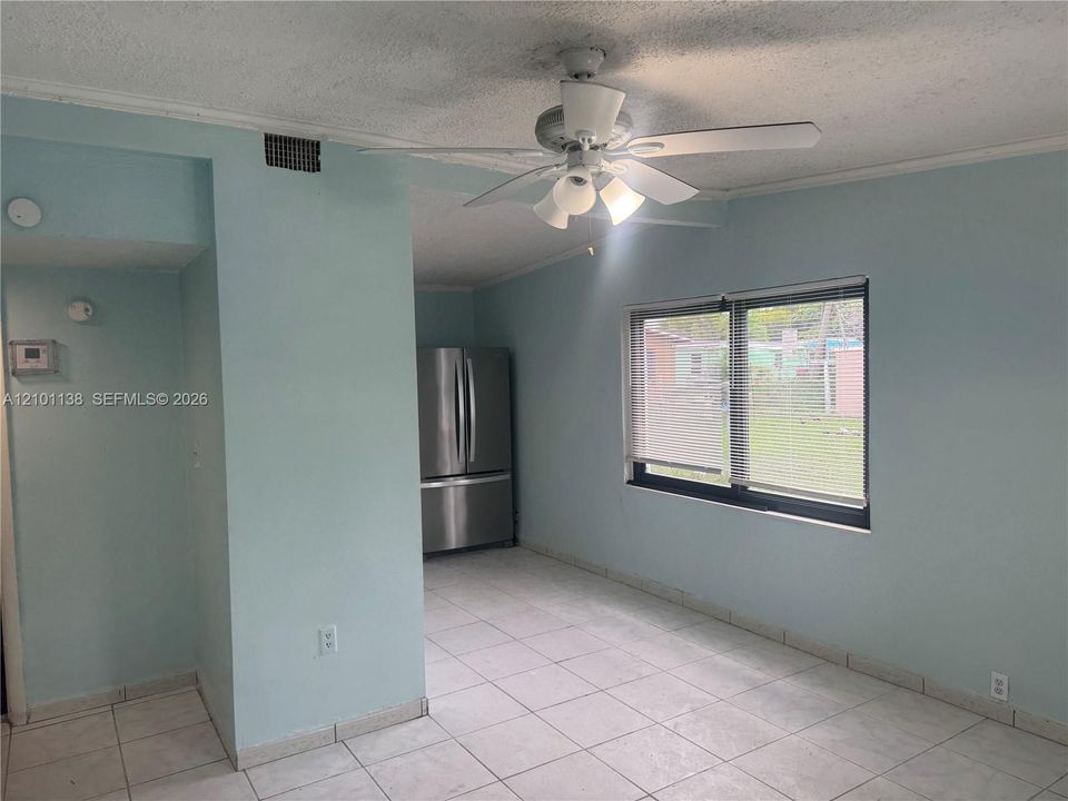 В аренду: $2,300 (2 спален, 1 ванн, 690 Квадратных фут)