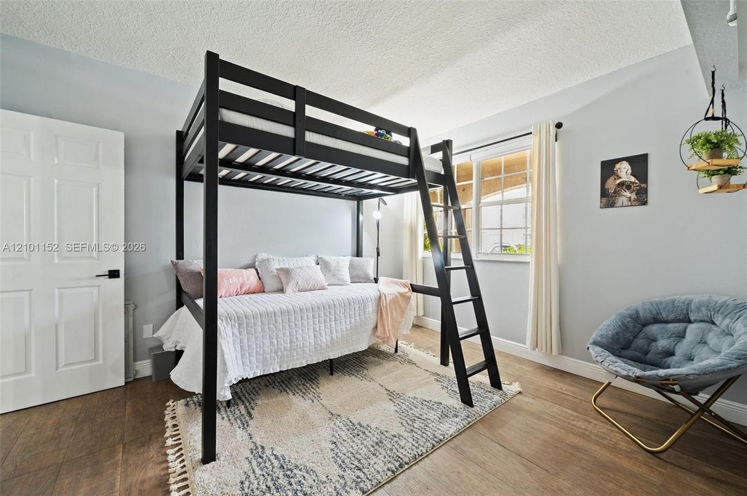 En Renta: $2,950 (3 camas, 2 baños, 1330 Pies cuadrados)