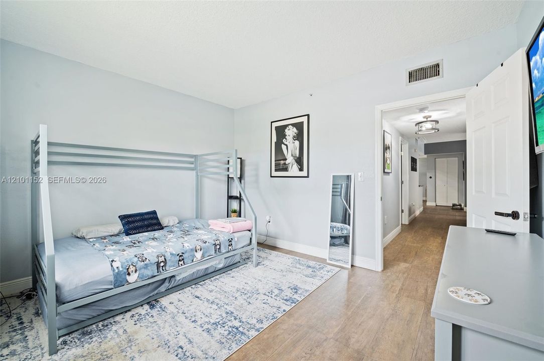En Renta: $2,950 (3 camas, 2 baños, 1330 Pies cuadrados)