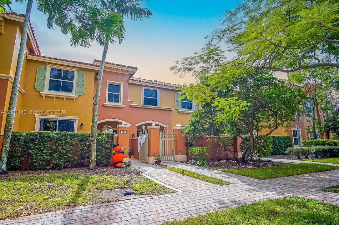 Active With Contract: $2,500 (2 beds, 2 baths, 1100 Square Feet)