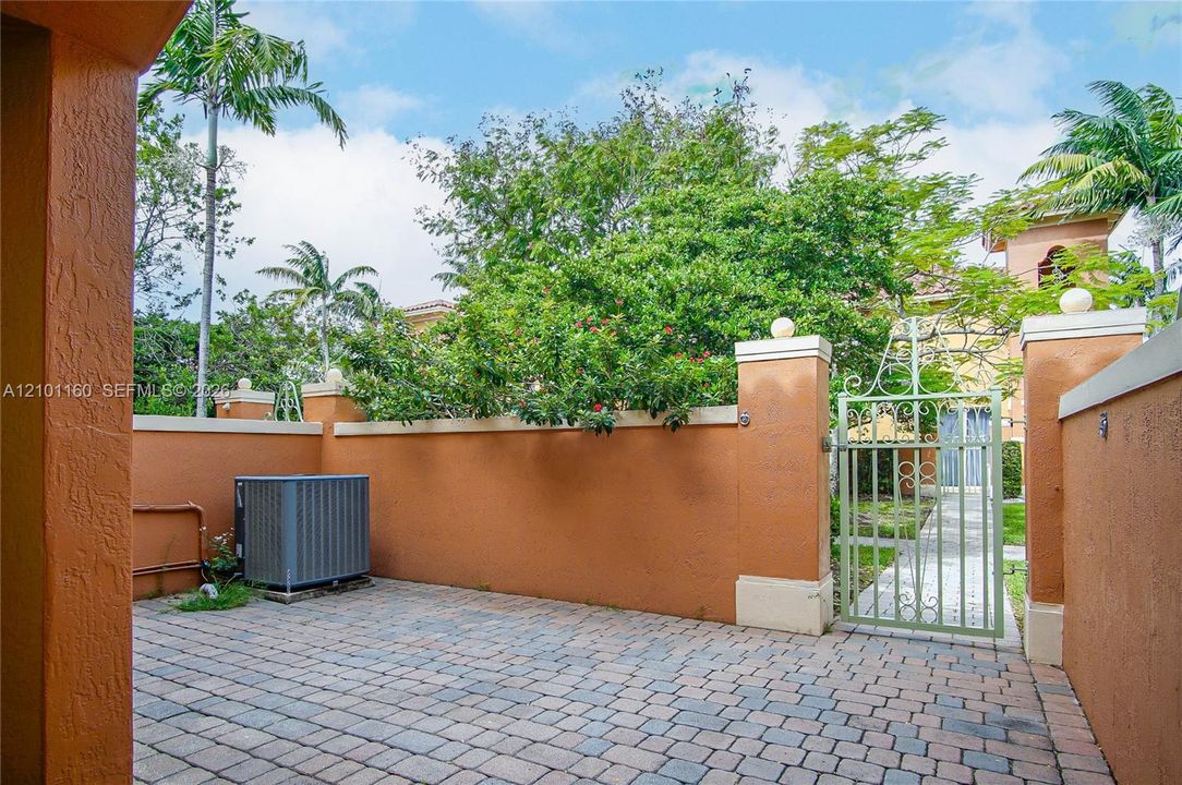 Active With Contract: $2,500 (2 beds, 2 baths, 1100 Square Feet)