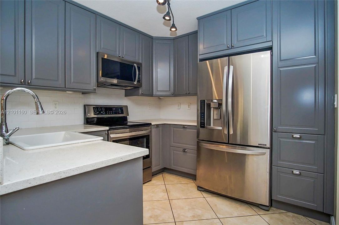 Active With Contract: $2,500 (2 beds, 2 baths, 1100 Square Feet)