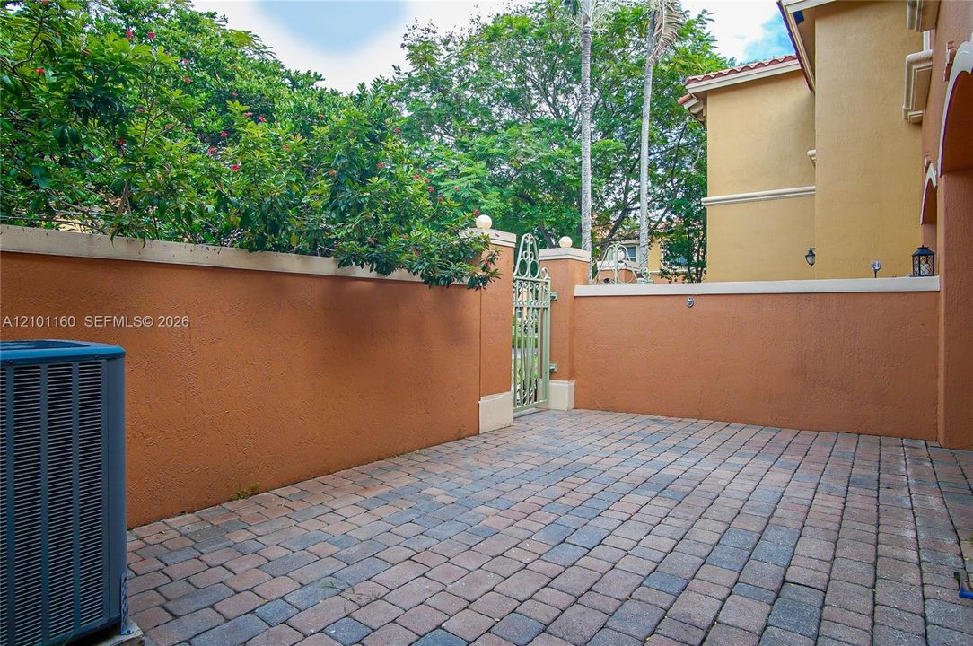 Active With Contract: $2,500 (2 beds, 2 baths, 1100 Square Feet)