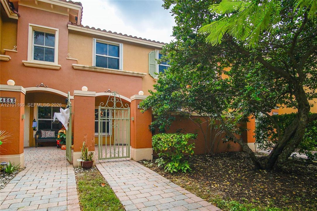 Active With Contract: $2,500 (2 beds, 2 baths, 1100 Square Feet)