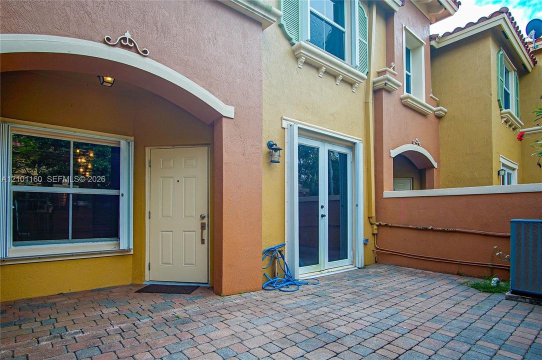 Active With Contract: $2,500 (2 beds, 2 baths, 1100 Square Feet)