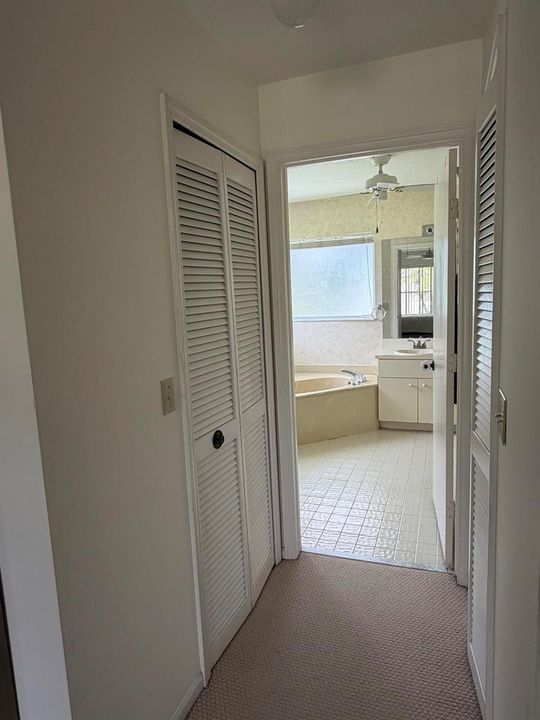 Masterbedroom passageway