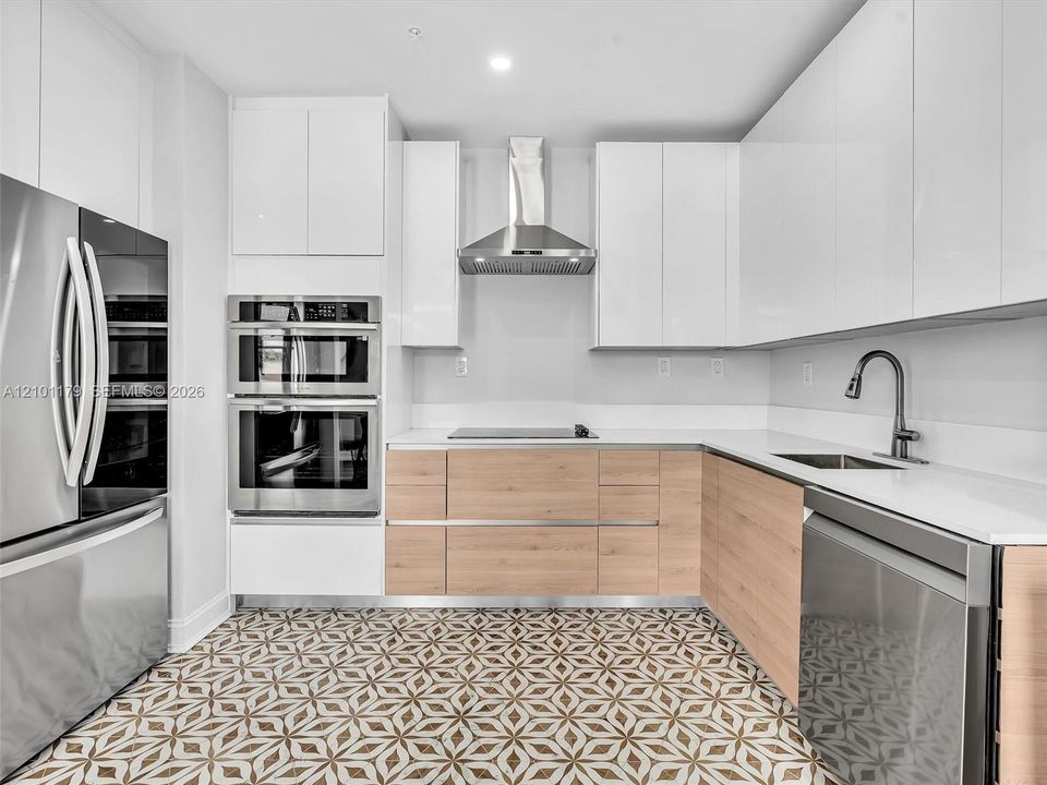 For Rent: $3,700 (2 beds, 2 baths, 1039 Square Feet)