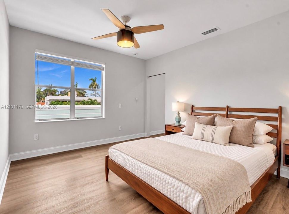 For Rent: $3,700 (2 beds, 2 baths, 1039 Square Feet)