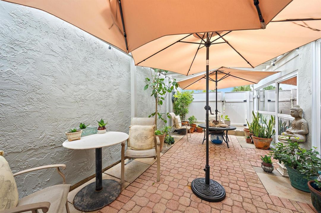 Large Covered patio w hot tub