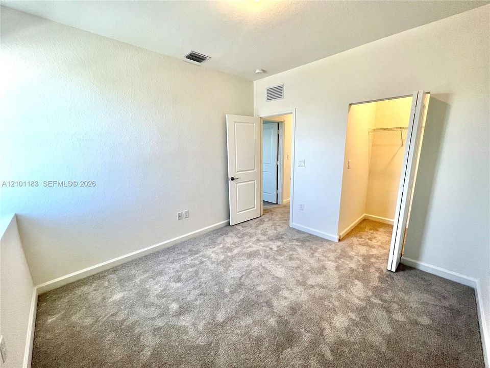 В аренду: $4,000 (4 спален, 2 ванн, 2560 Квадратных фут)
