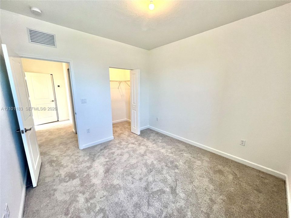 В аренду: $4,000 (4 спален, 2 ванн, 2560 Квадратных фут)