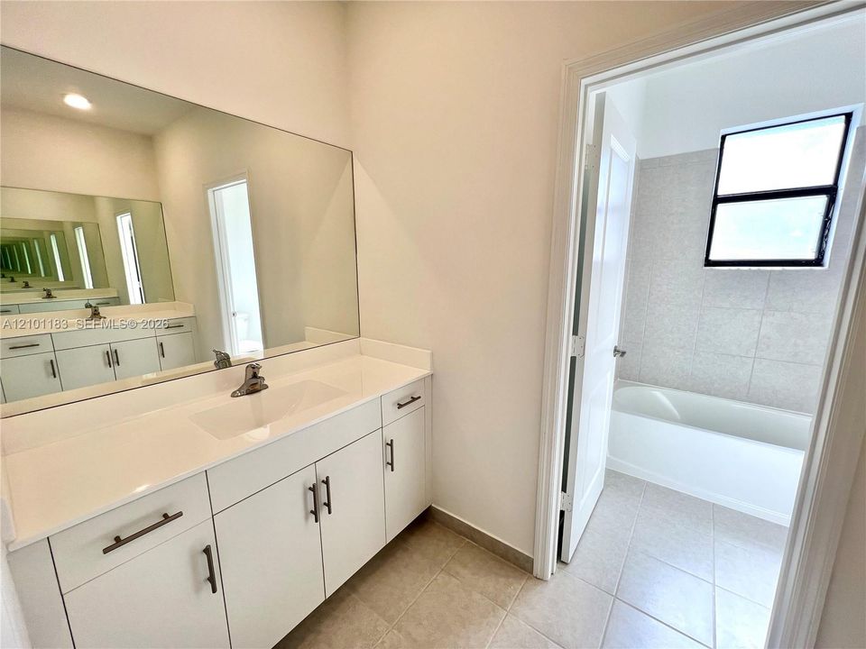 В аренду: $4,000 (4 спален, 2 ванн, 2560 Квадратных фут)