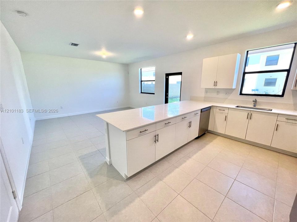 В аренду: $4,000 (4 спален, 2 ванн, 2560 Квадратных фут)