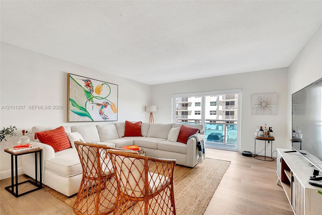 For Sale: $395,000 (2 beds, 2 baths, 1320 Square Feet)
