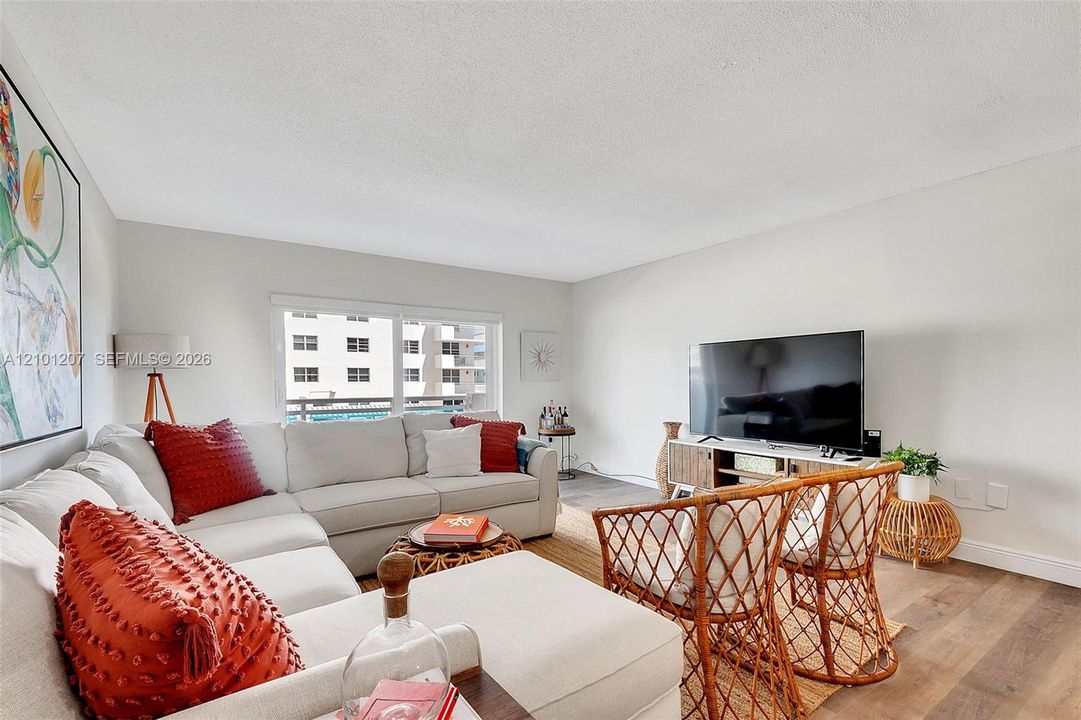 For Sale: $395,000 (2 beds, 2 baths, 1320 Square Feet)