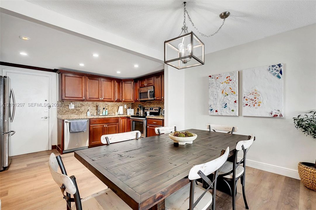 For Sale: $395,000 (2 beds, 2 baths, 1320 Square Feet)