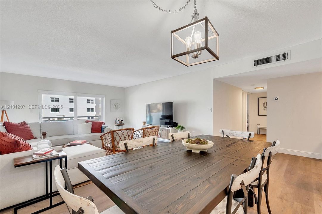 For Sale: $395,000 (2 beds, 2 baths, 1320 Square Feet)