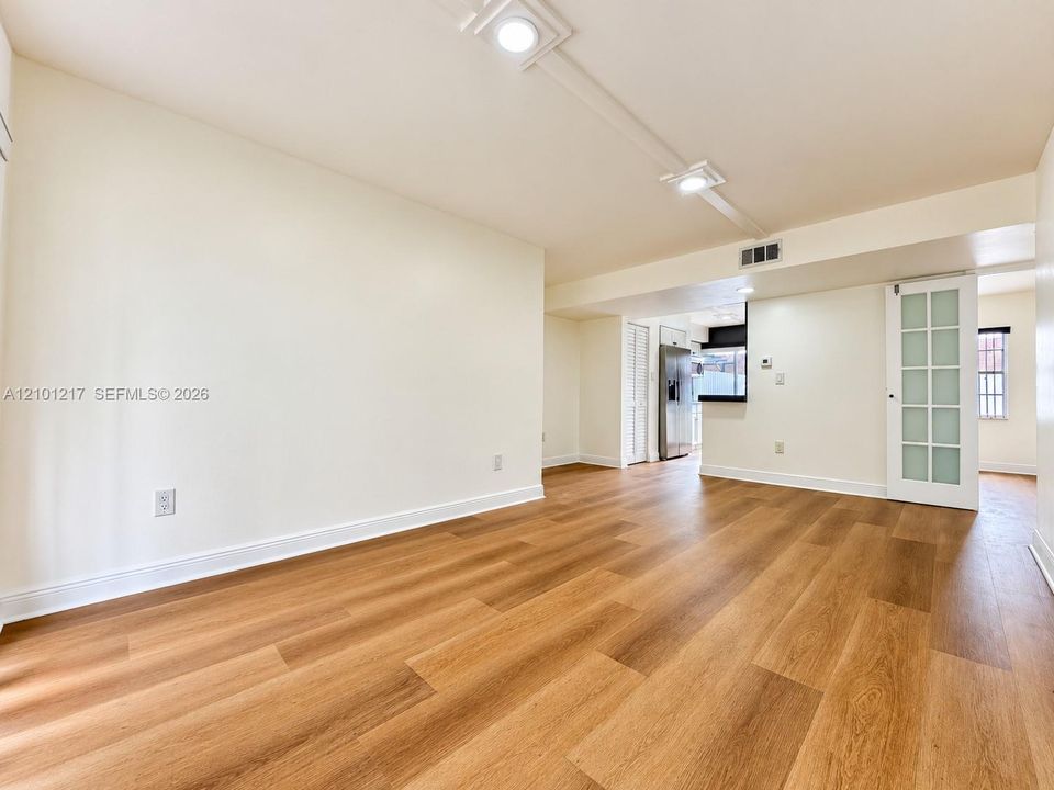 For Rent: $2,700 (3 beds, 2 baths, 880 Square Feet)