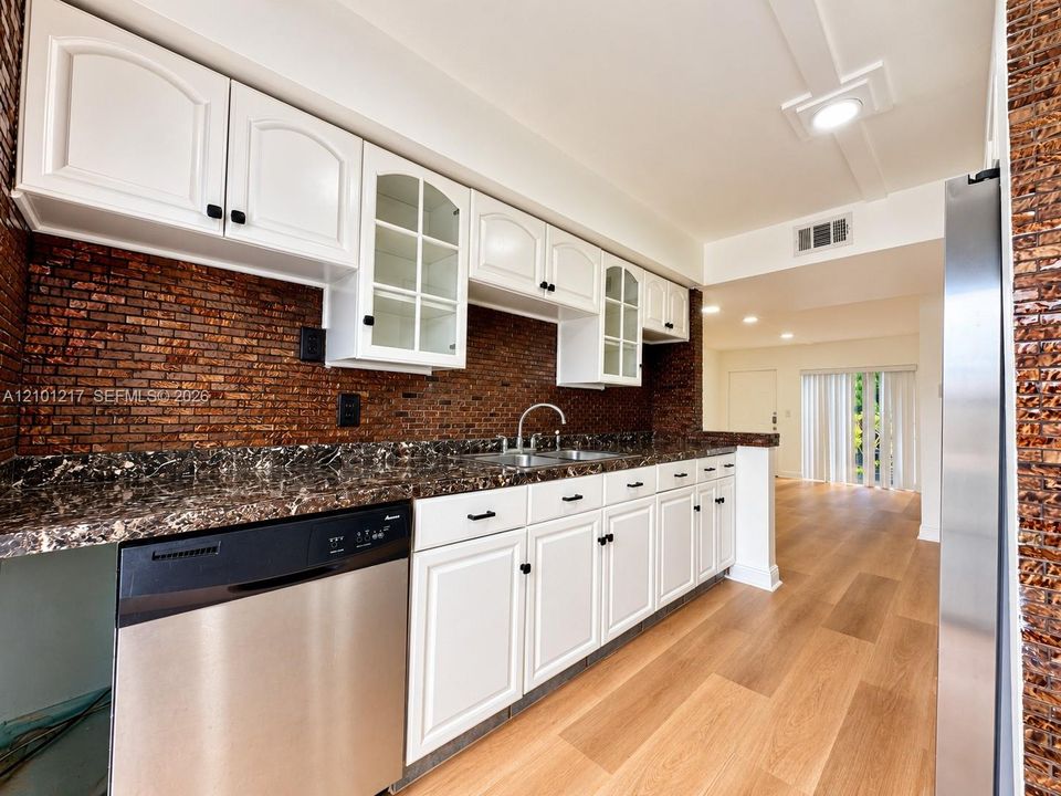 For Rent: $2,700 (3 beds, 2 baths, 880 Square Feet)