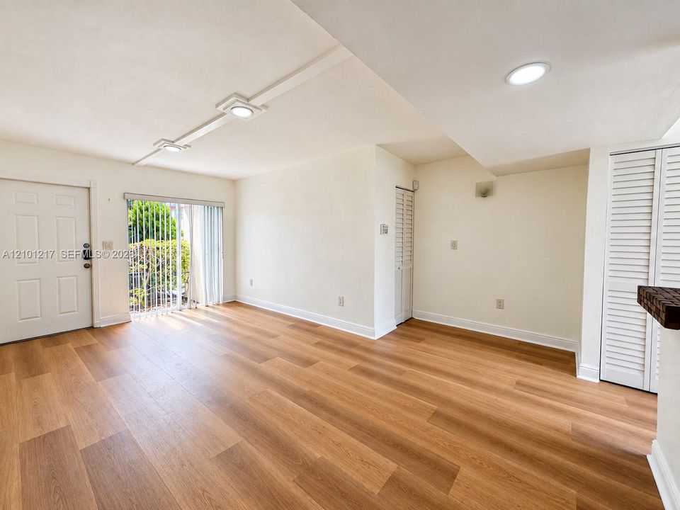 For Rent: $2,700 (3 beds, 2 baths, 880 Square Feet)