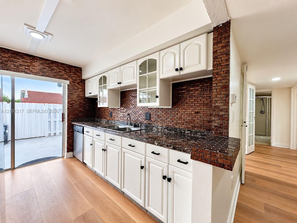 For Rent: $2,700 (3 beds, 2 baths, 880 Square Feet)