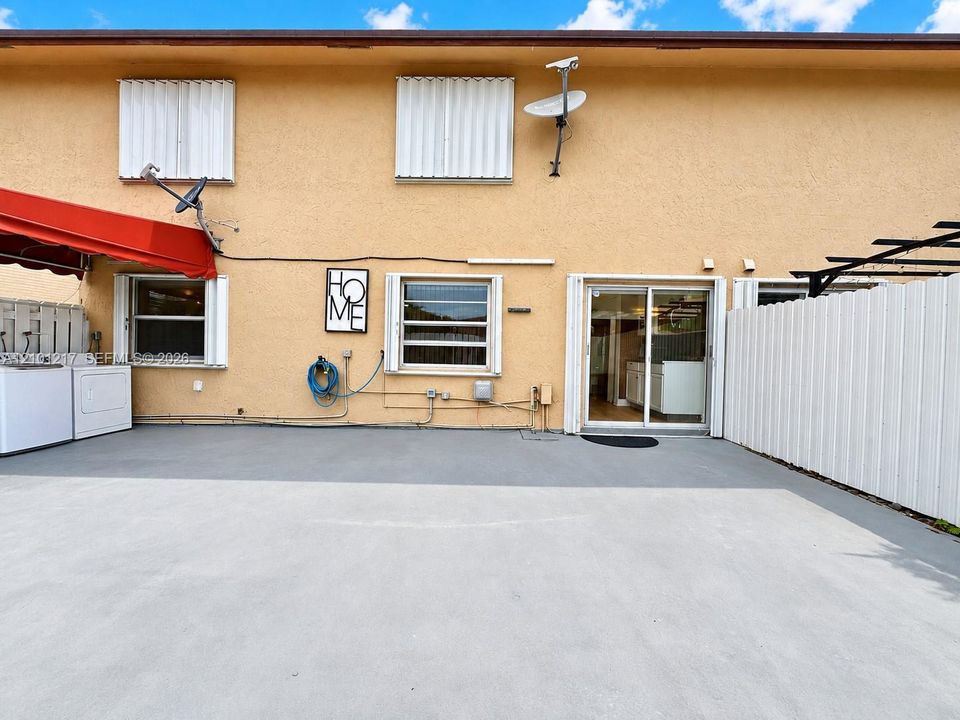 For Rent: $2,700 (3 beds, 2 baths, 880 Square Feet)