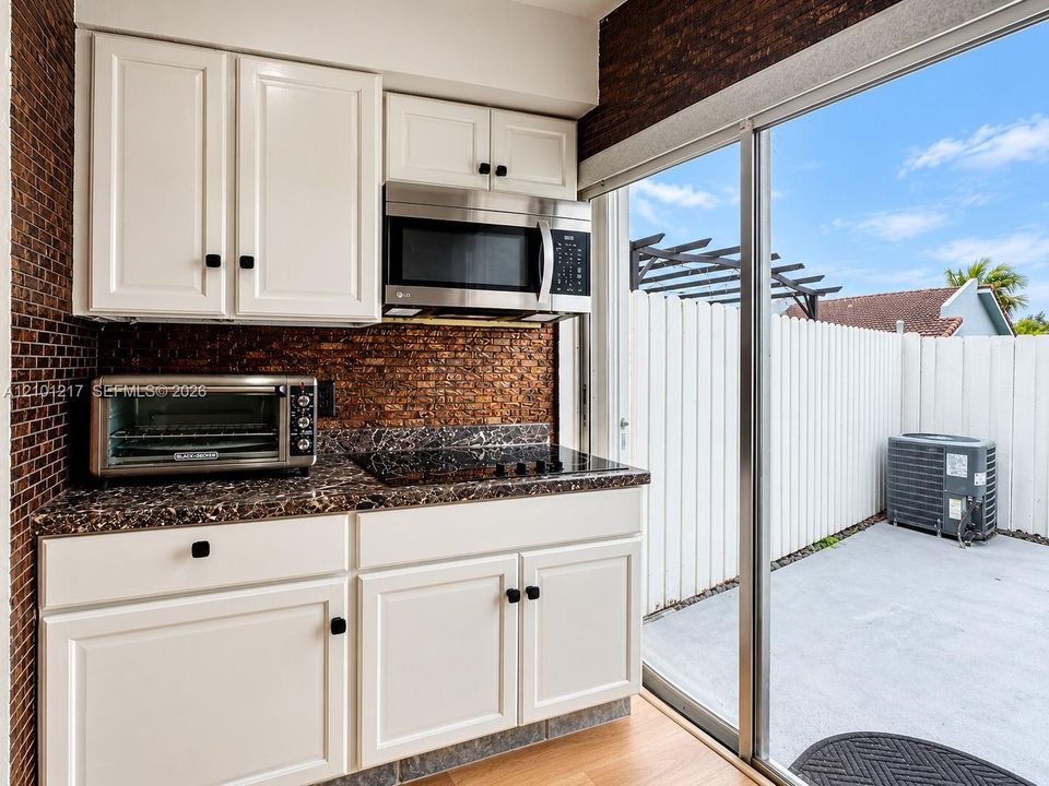 For Rent: $2,700 (3 beds, 2 baths, 880 Square Feet)