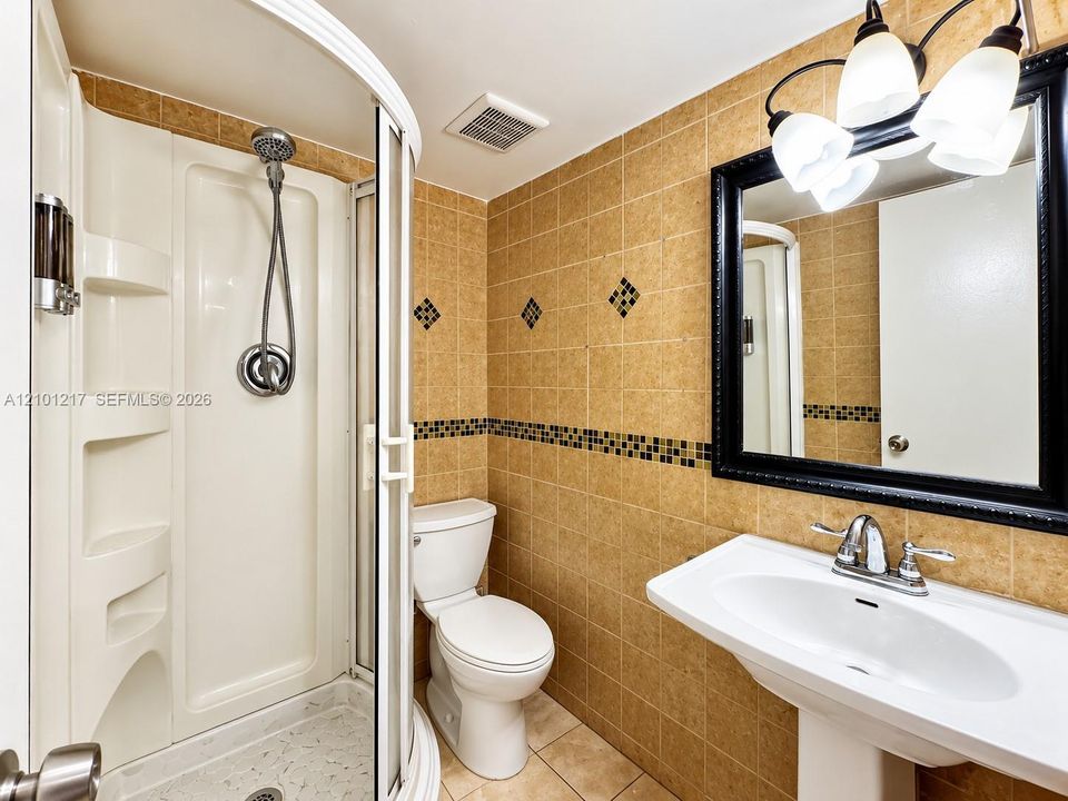 For Rent: $2,700 (3 beds, 2 baths, 880 Square Feet)