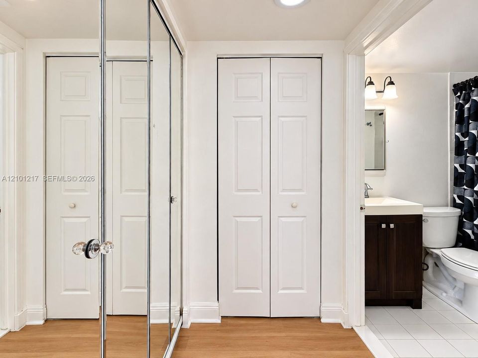 For Rent: $2,700 (3 beds, 2 baths, 880 Square Feet)