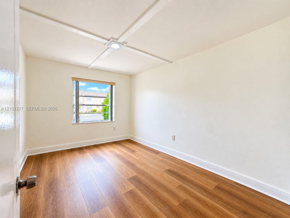For Rent: $2,700 (3 beds, 2 baths, 880 Square Feet)