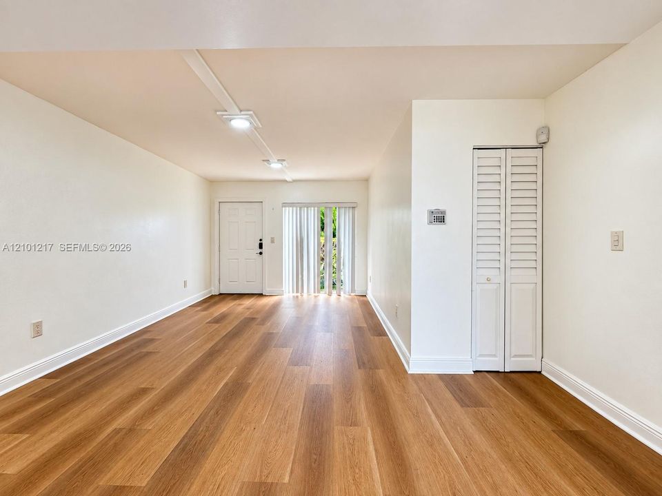 For Rent: $2,700 (3 beds, 2 baths, 880 Square Feet)