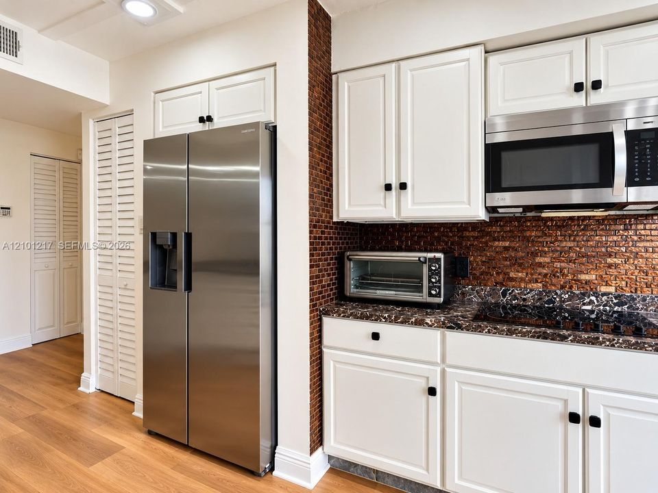 For Rent: $2,700 (3 beds, 2 baths, 880 Square Feet)