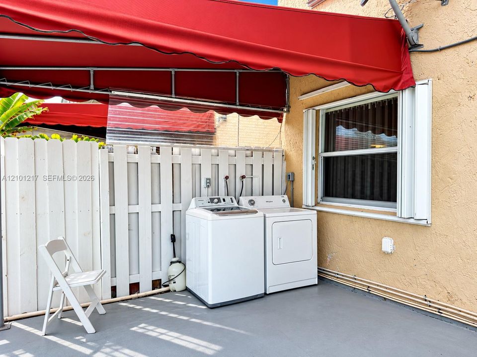 For Rent: $2,700 (3 beds, 2 baths, 880 Square Feet)