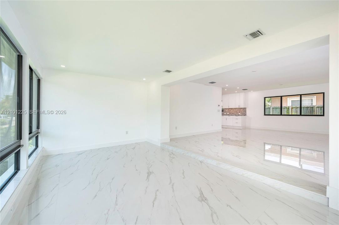 В аренду: $7,800 (4 спален, 2 ванн, 2047 Квадратных фут)