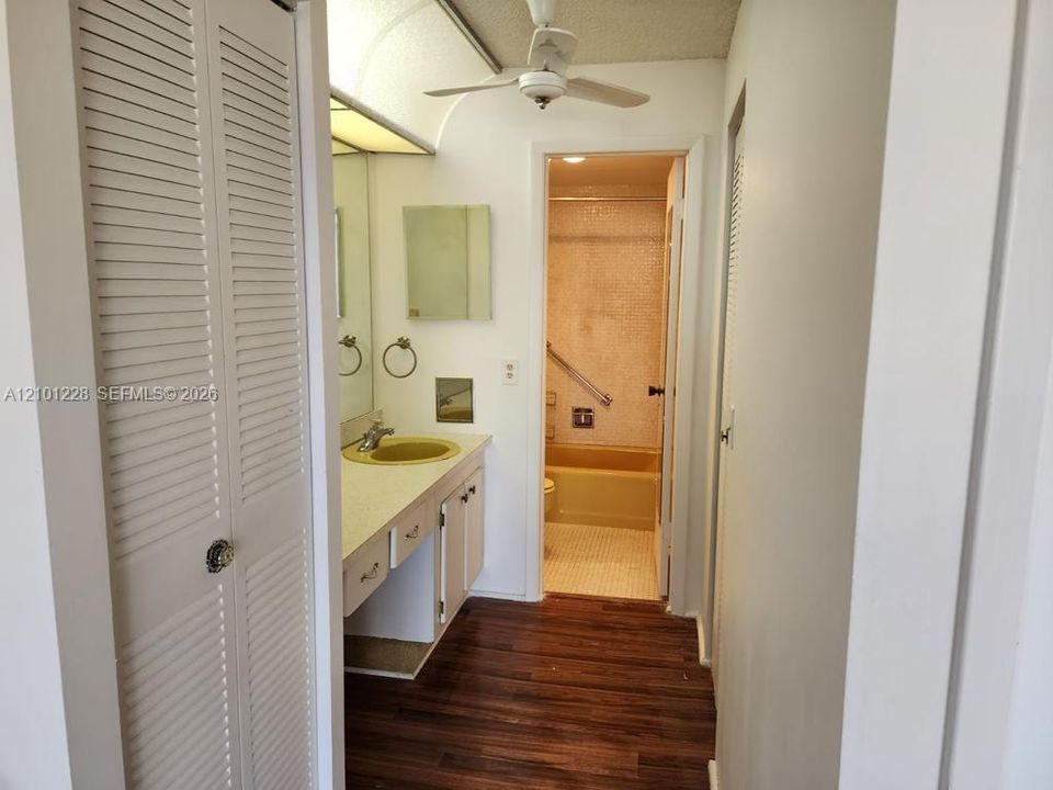 For Rent: $1,600 (1 beds, 1 baths, 724 Square Feet)