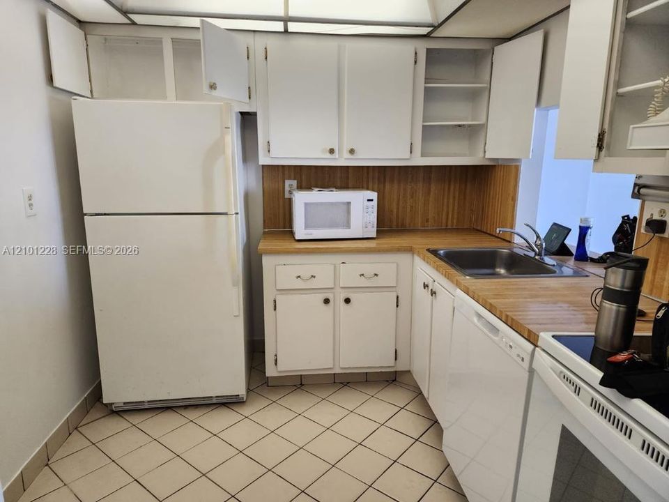 For Rent: $1,600 (1 beds, 1 baths, 724 Square Feet)