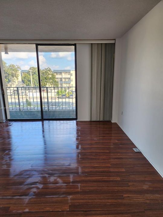 For Rent: $1,600 (1 beds, 1 baths, 724 Square Feet)