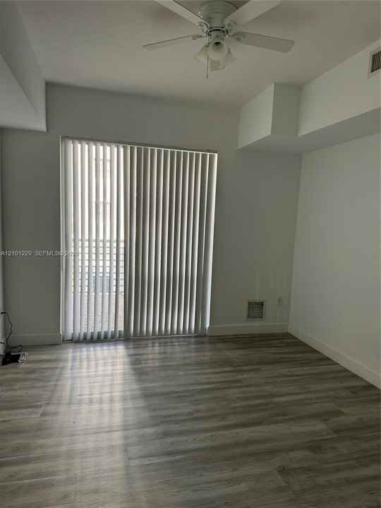 For Sale: $295,000 (1 beds, 1 baths, 745 Square Feet)