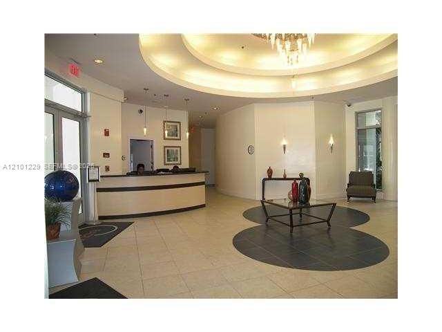 For Sale: $295,000 (1 beds, 1 baths, 745 Square Feet)