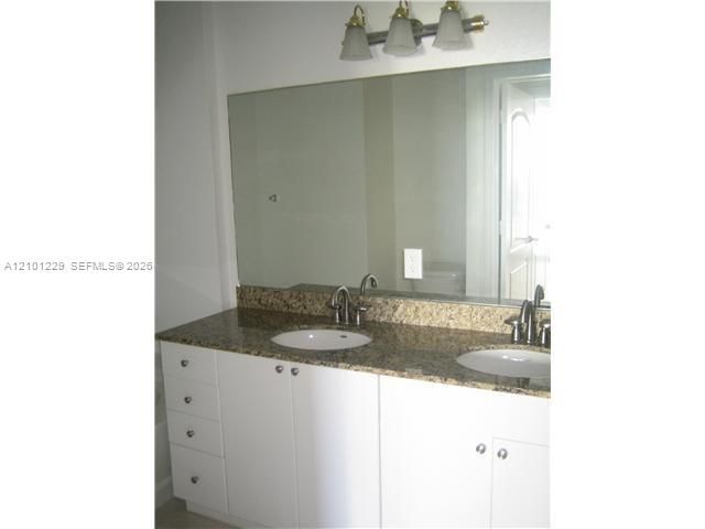 DOUBLE SINK, SEPARATE SHOWER & TUB