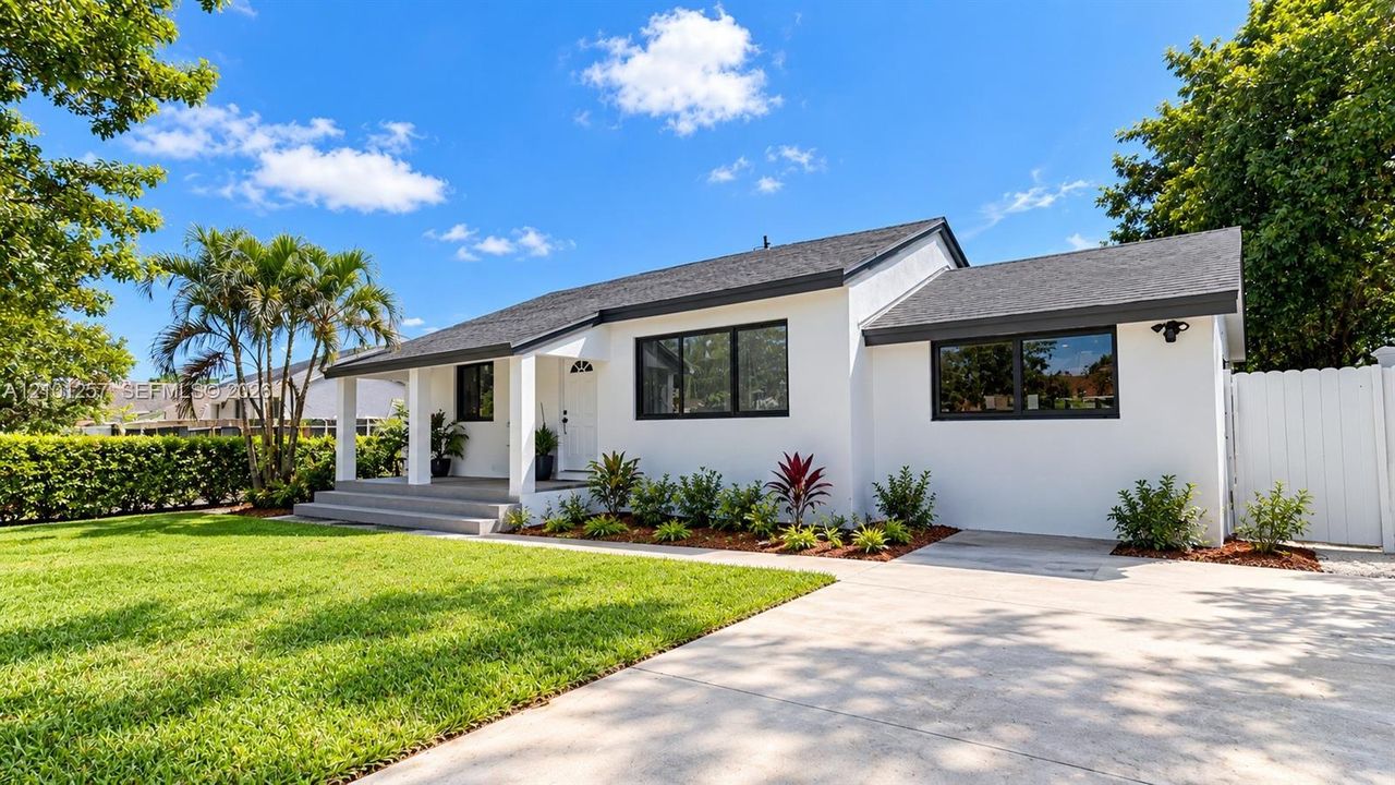 For Sale: $600,000 (3 beds, 2 baths, 1098 Square Feet)