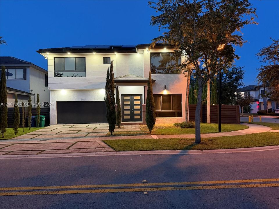 En Venta: $1,400,000 (5 camas, 3 baños, 3082 Pies cuadrados)