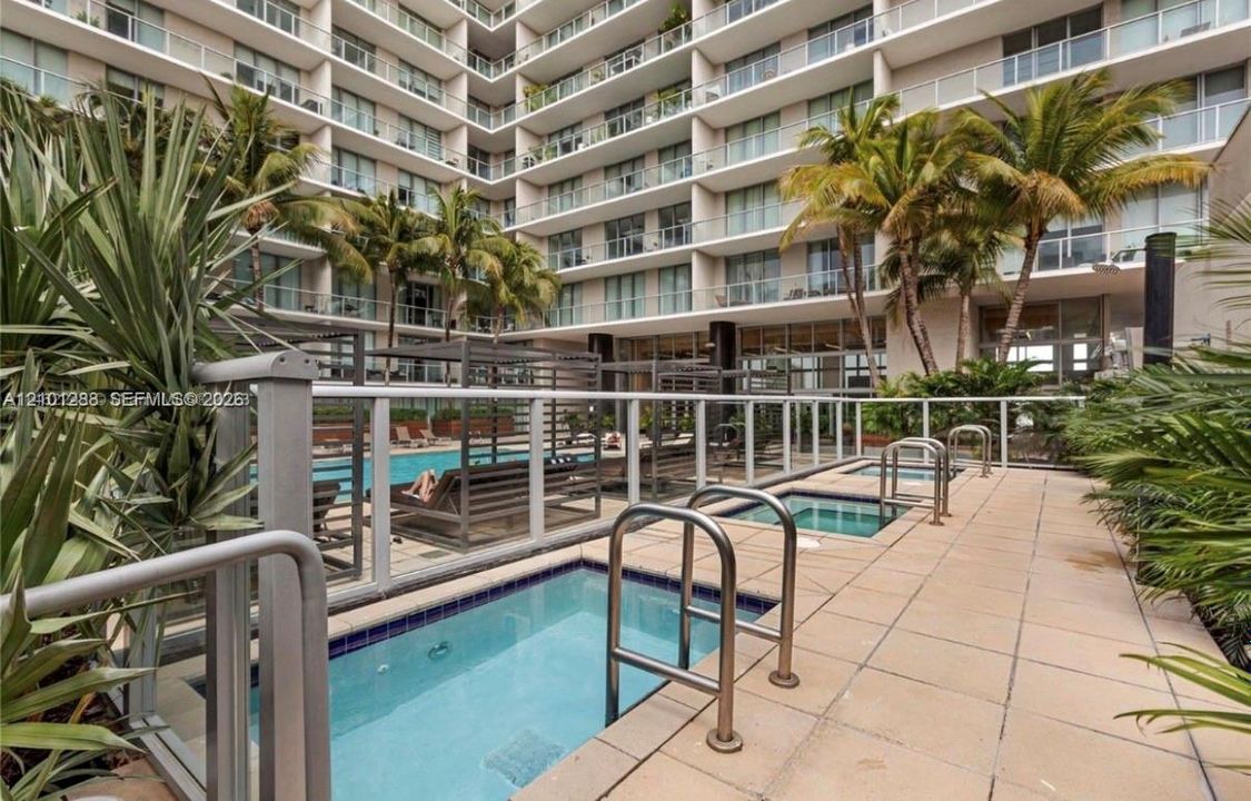 For Sale: $448,000 (1 beds, 1 baths, 735 Square Feet)
