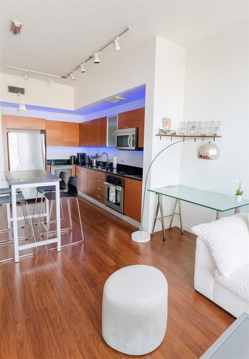 For Sale: $448,000 (1 beds, 1 baths, 735 Square Feet)