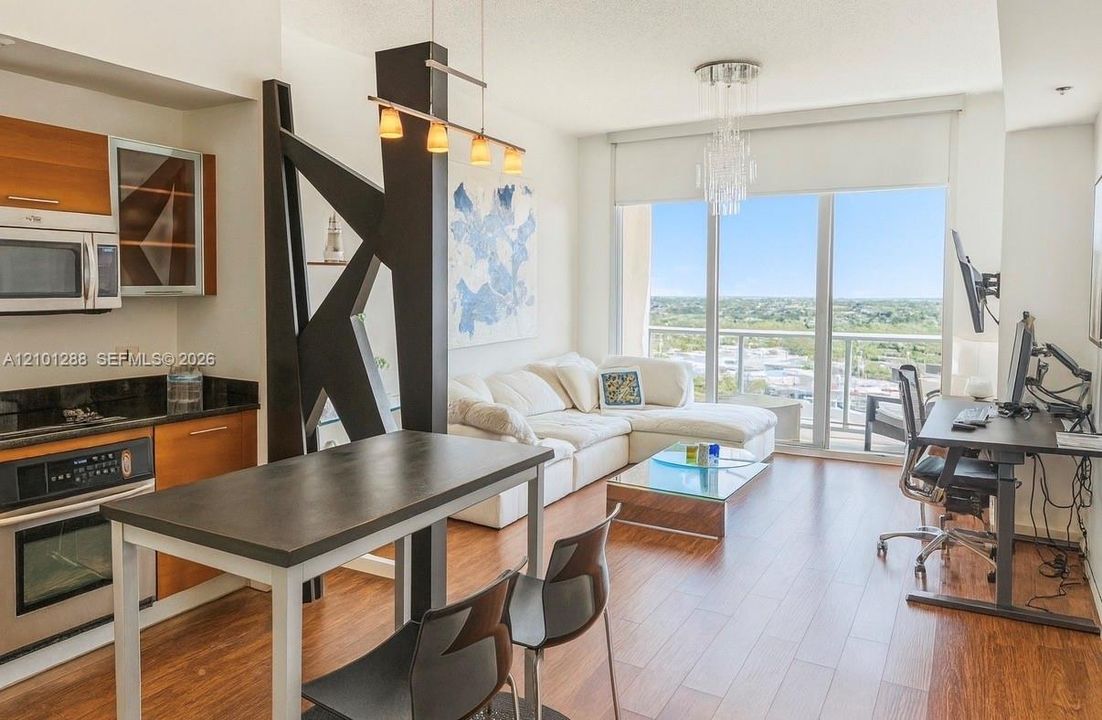 For Sale: $448,000 (1 beds, 1 baths, 735 Square Feet)